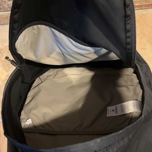 Fjallraven Vardag 25 L Black Classic Backpack - Picture 10 of 12